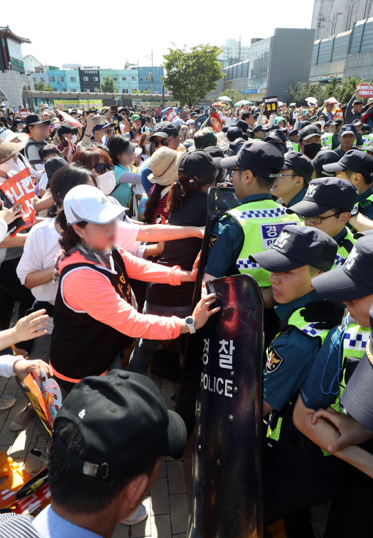 퀴어축제 반대 시민 막는 경찰  제1회 인천퀴어문화축제가 열린 8일 오전 인천시 동구 동인천역 북광장에서 경찰이 축제 개최를 반대하는 시민들을 막고 있다. 2018.9.8